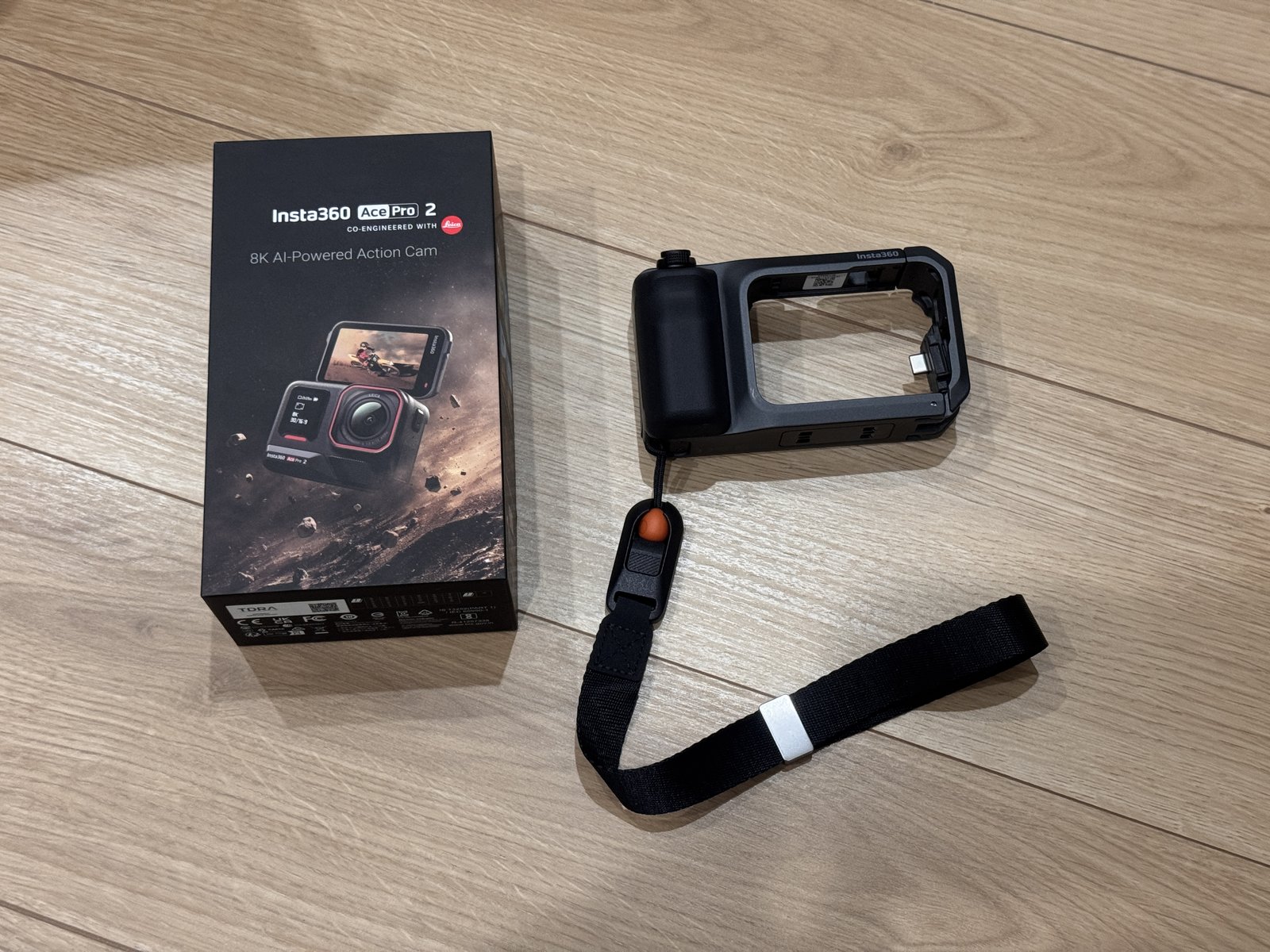 Insta360 Ace Pro 2の箱と、本体を入れる枠、ストラップ