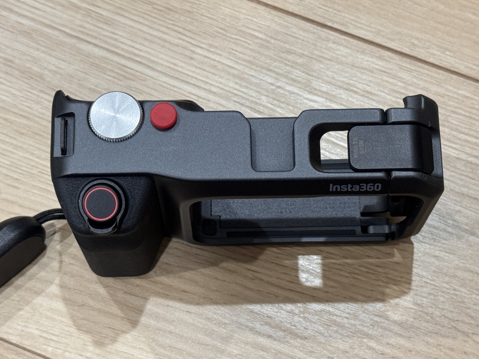 ストリート撮影グリップPRO。本体を囲うケージにダイヤルとシャッターボタンが付いている
