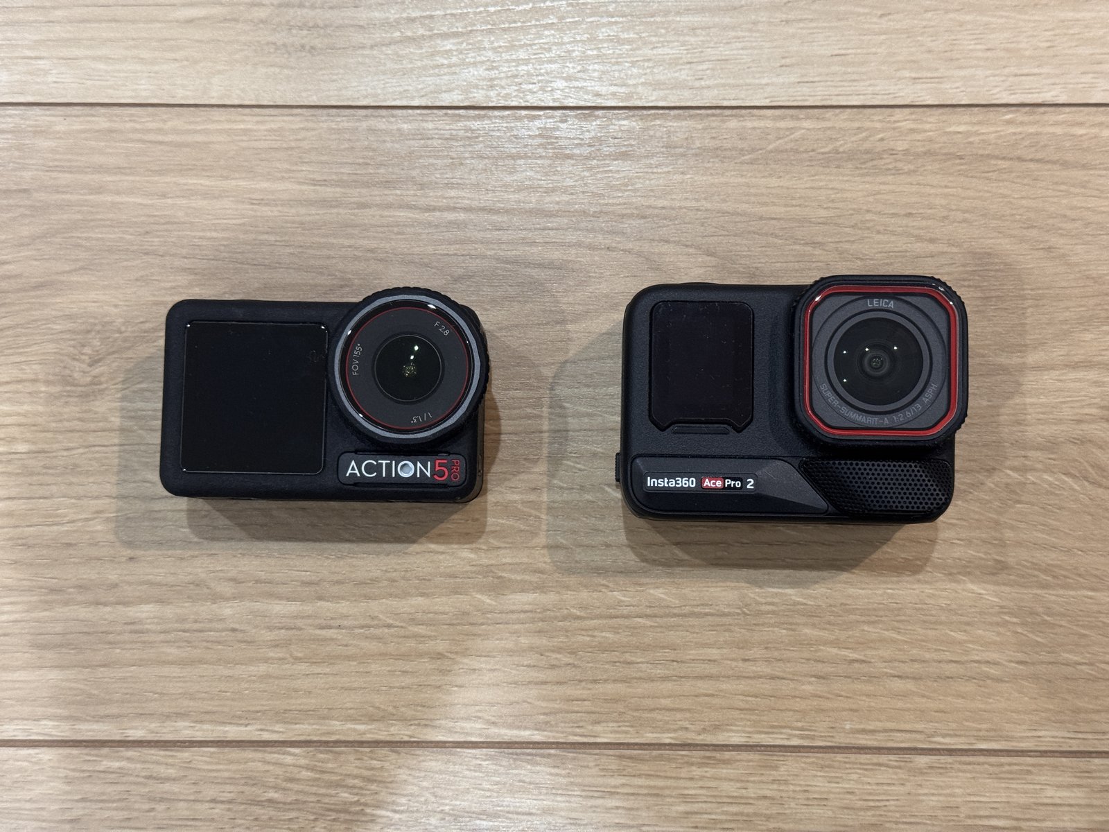 DJI Osmo Action 5 ProとInsta360 Ace Pro 2を並べた写真。Ace Pro 2のほうがわずかに大きい