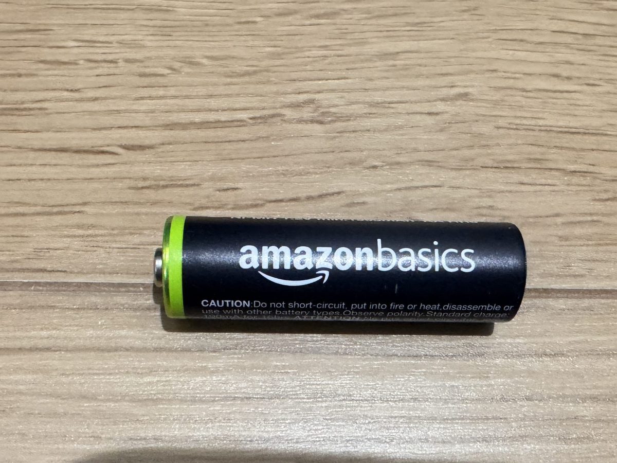 黒い胴に緑のプラス極、amazonbasicsと白文字で書かれた単3形の充電池