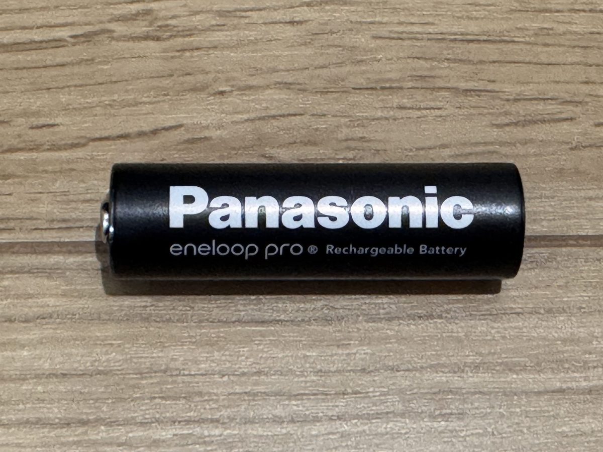 黒いパナソニック エネループ プロの単3形充電池。胴に eneloop pro と白文字で書かれている