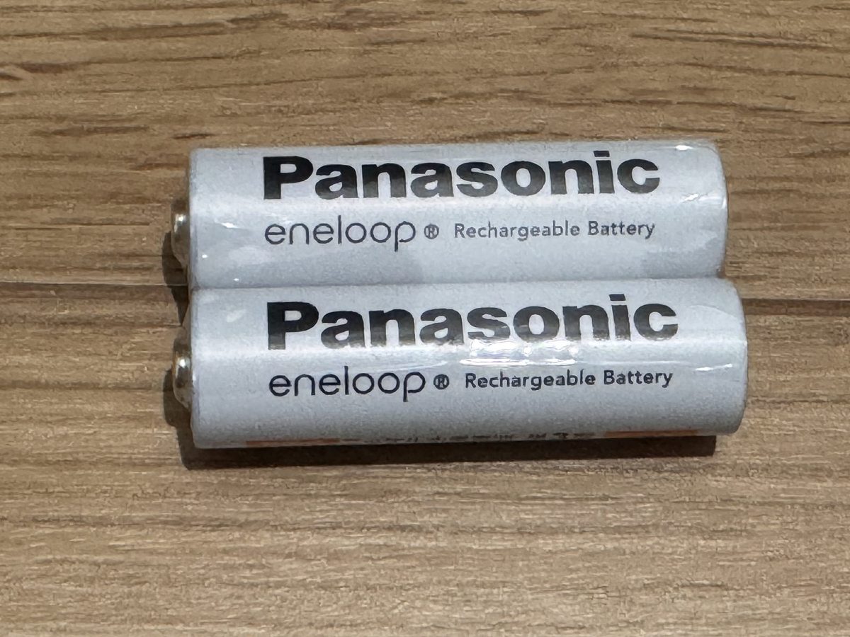 白いパナソニック エネループの単3形充電池が2本、並べて置かれている