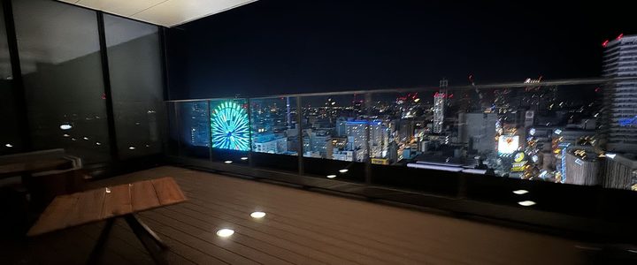 泊まった宿の客室。ベッドと窓
