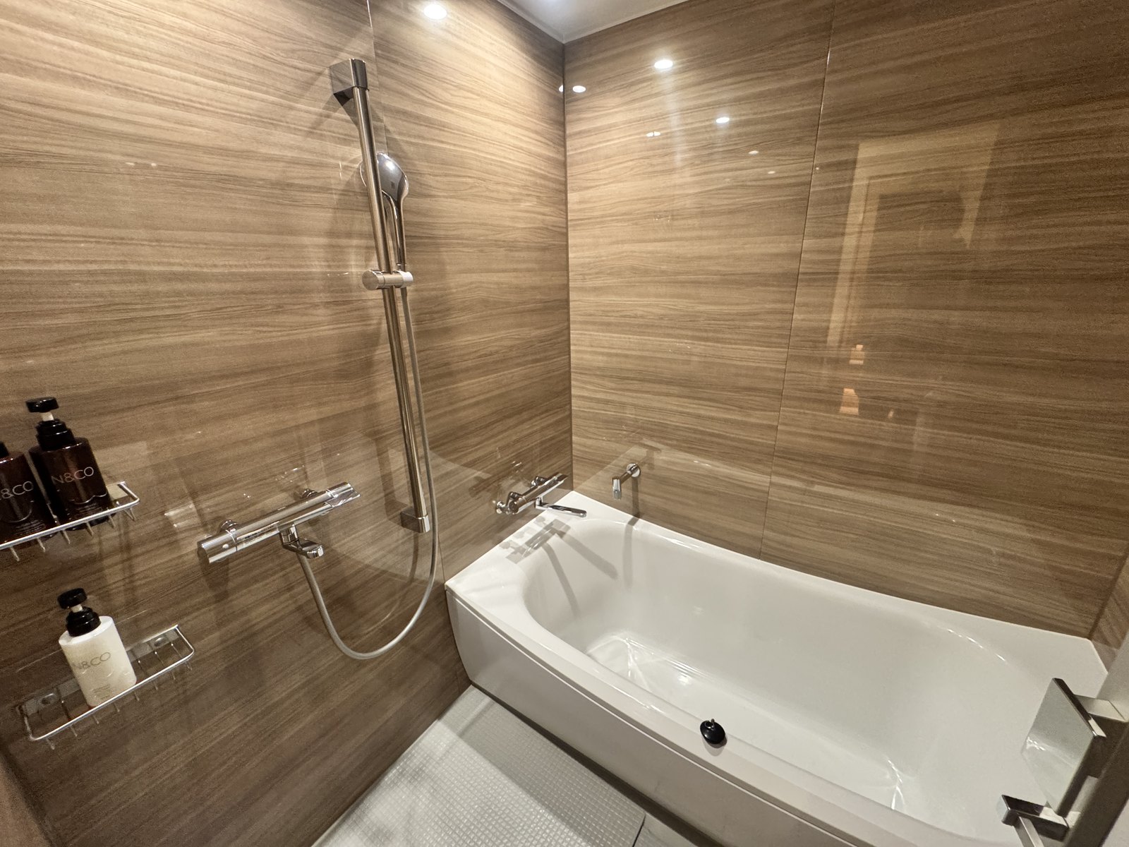 客室の浴室。洗い場と浴槽