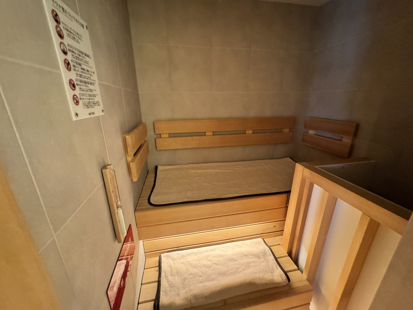 客室の中にある木製のサウナ。ベンチが2段