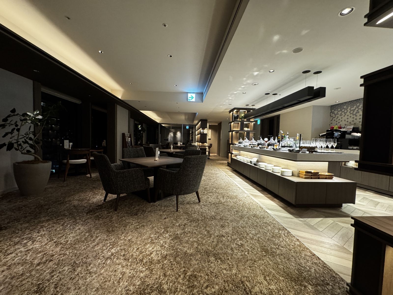 ラウンジ。ソファ席と、料理が並んだカウンター