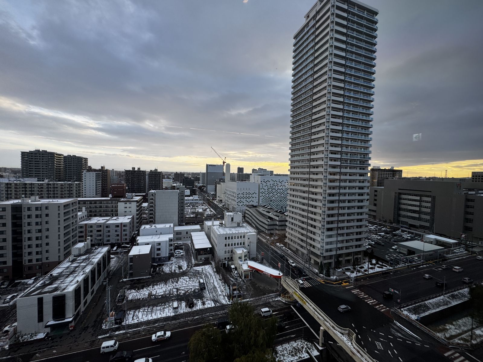 客室の窓から見た札幌の街並みと高層マンション