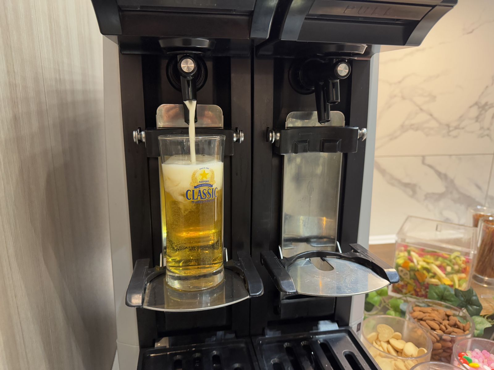 ラウンジのビールサーバー。グラスにビールが注がれている