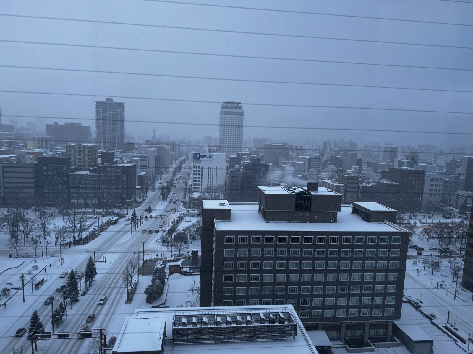 客室の窓から見た、雪の積もった札幌の街並み