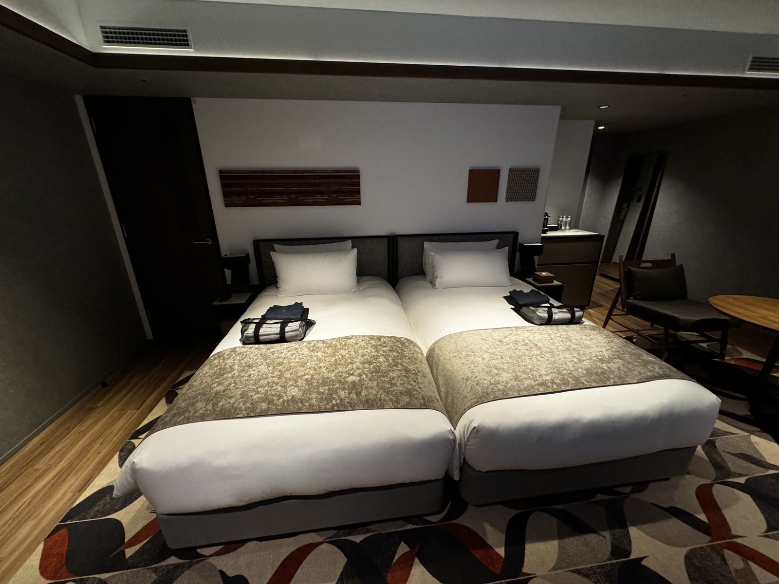 SAPPORO STREAM HOTELの客室。低めのベッドが2つ並んでいる