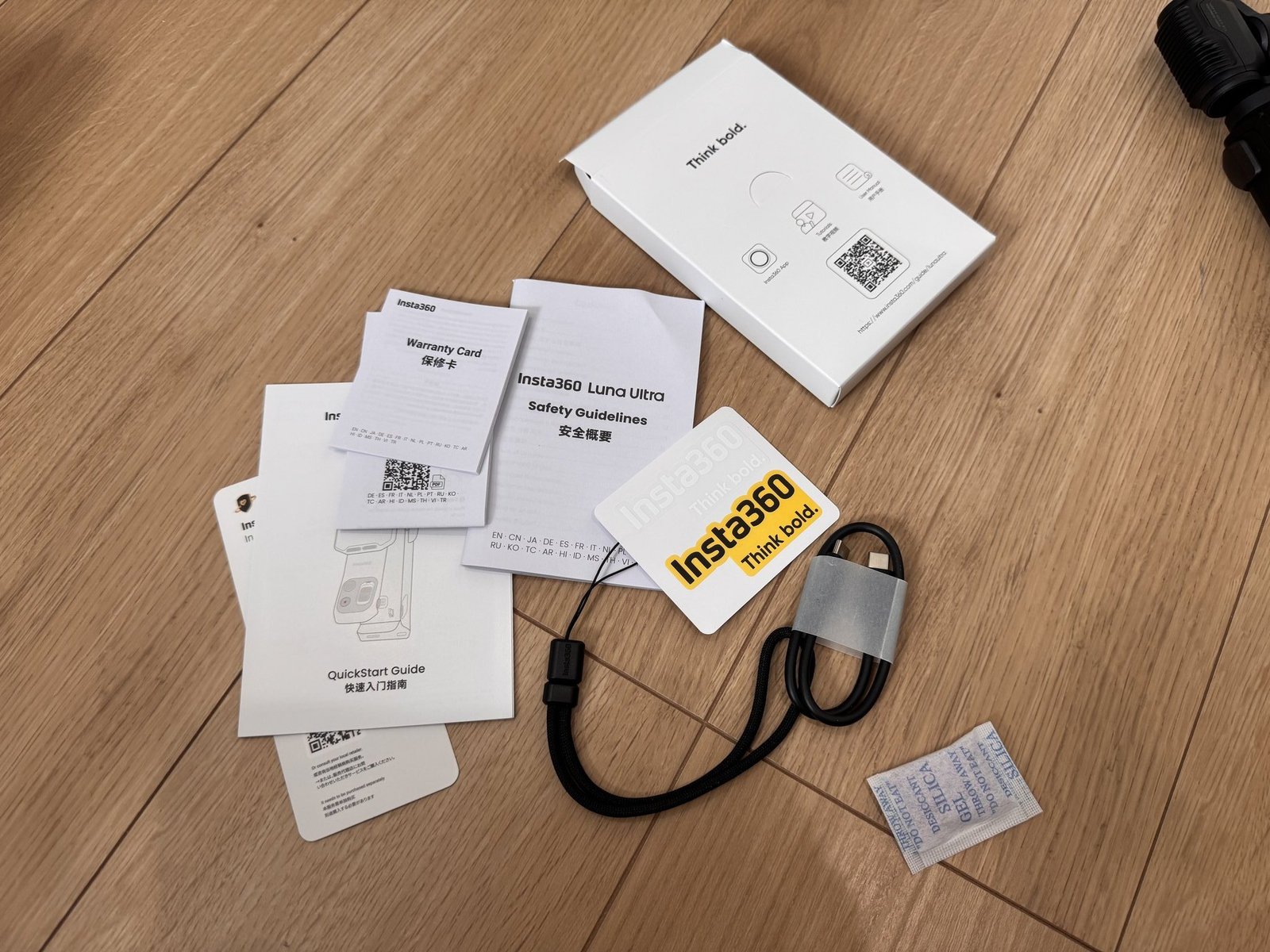 Luna Ultraの付属品。説明書、保証書、ストラップ、ケーブル