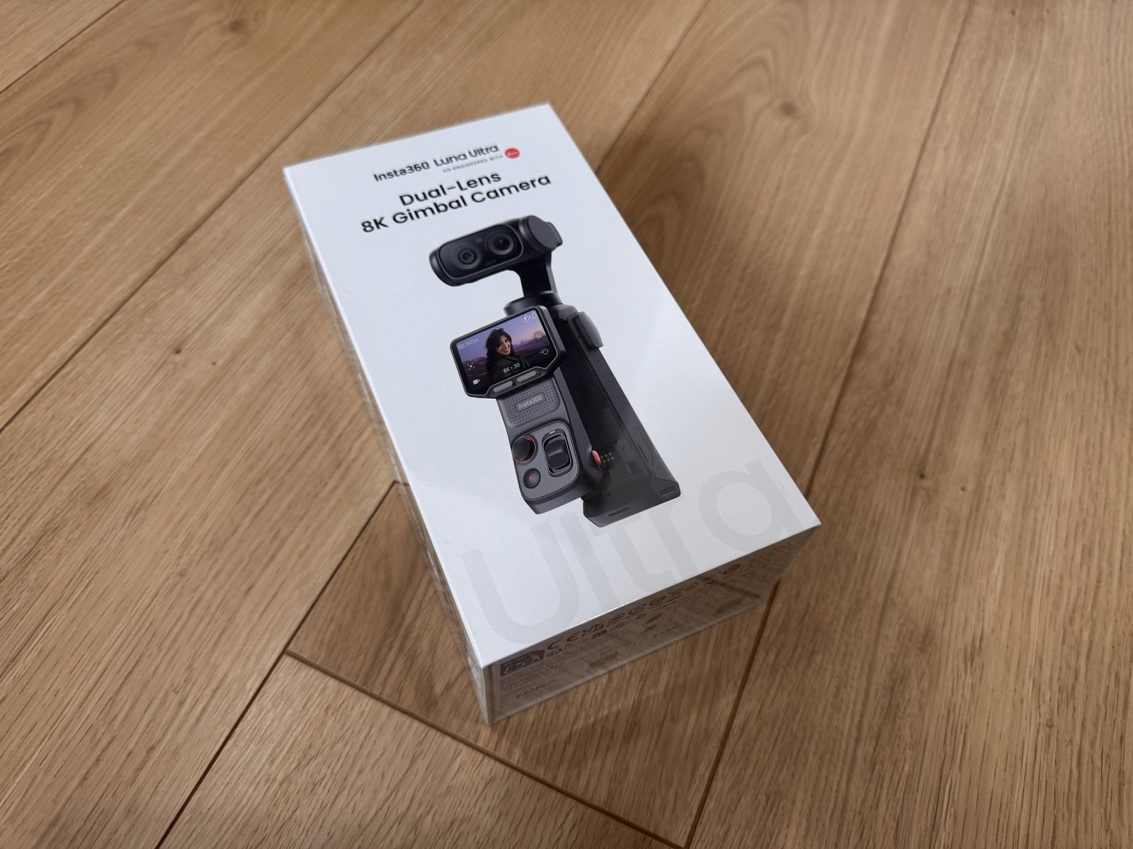 フィルムがかかったままの、未開封のInsta360 Luna Ultraの箱