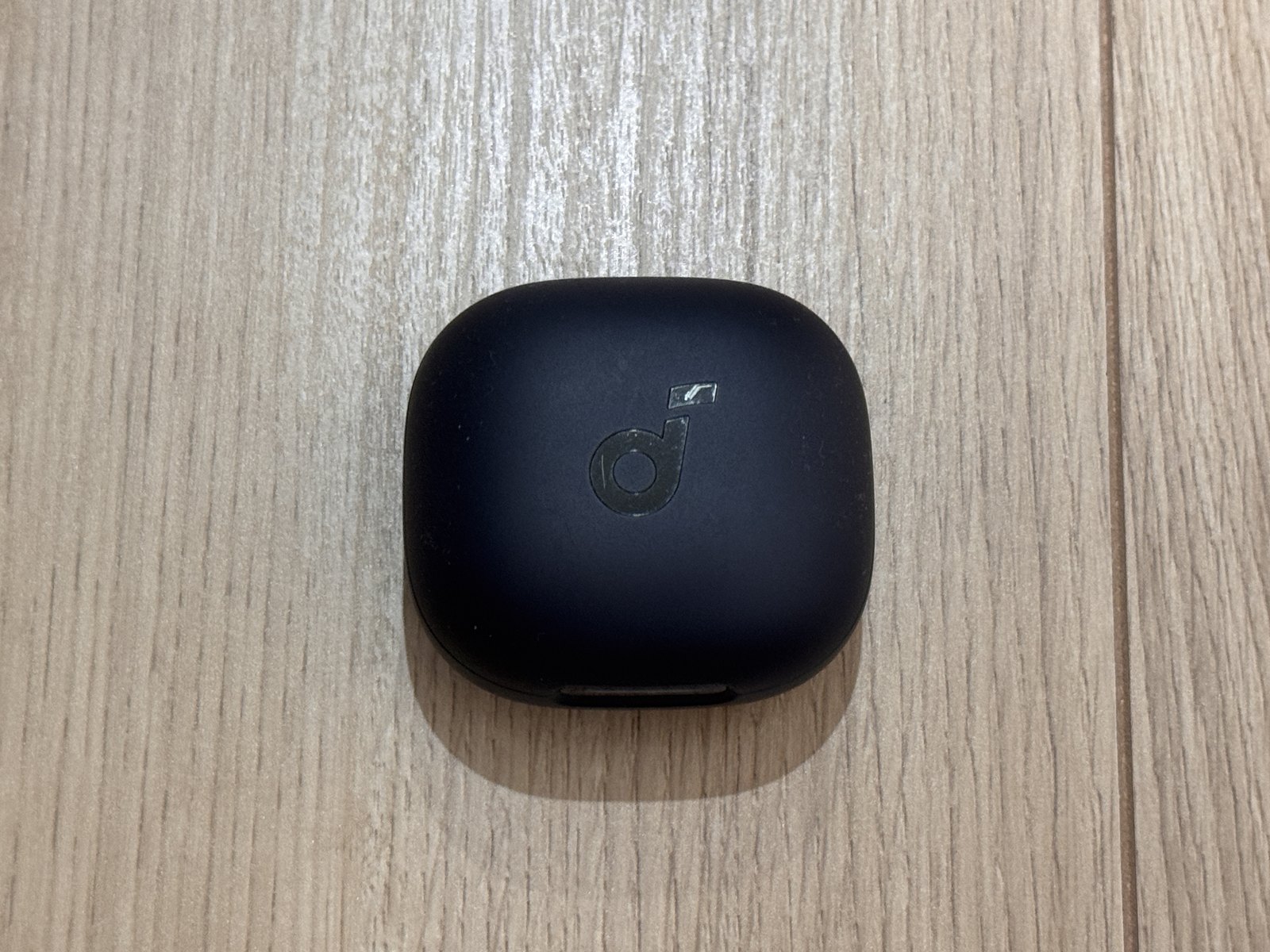 Anker Soundcore P40i の黒いケースを上から見たところ。中央にsoundcoreのロゴがある