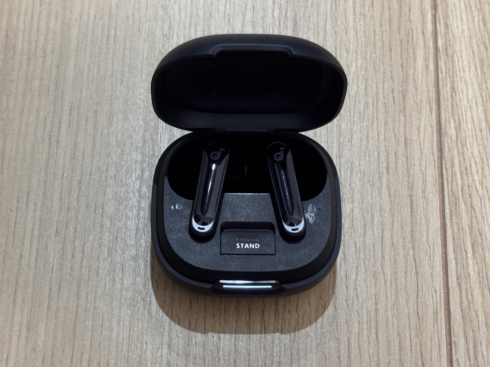 Anker Soundcore P40i のケースを開けて、中に黒いイヤホン本体が2つ入っているところ