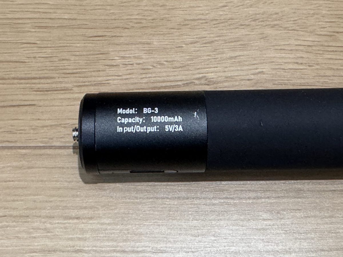 Ulanzi BG-3グリップの側面の刻印。Model: BG-3、Capacity: 10000mAh、Input/Output: 5V/2A と読める