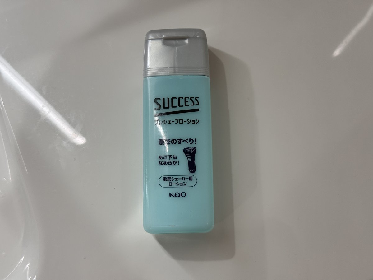 サクセス プレシェーブローションの容器。水色の細長いボトルに銀色のキャップが付いている
