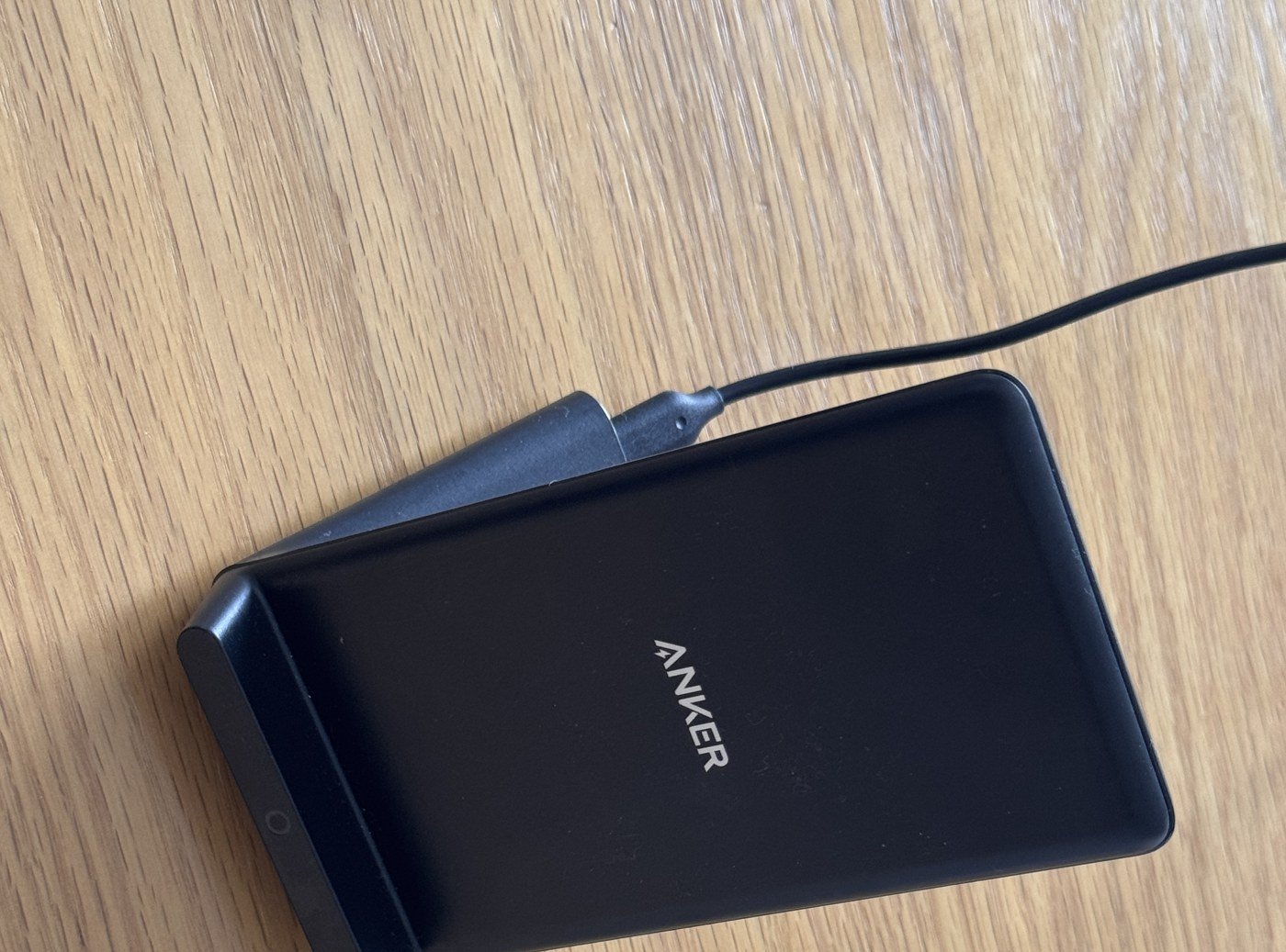 Ankerのワイヤレス充電スタンド。黒い本体にケーブルがつながっている