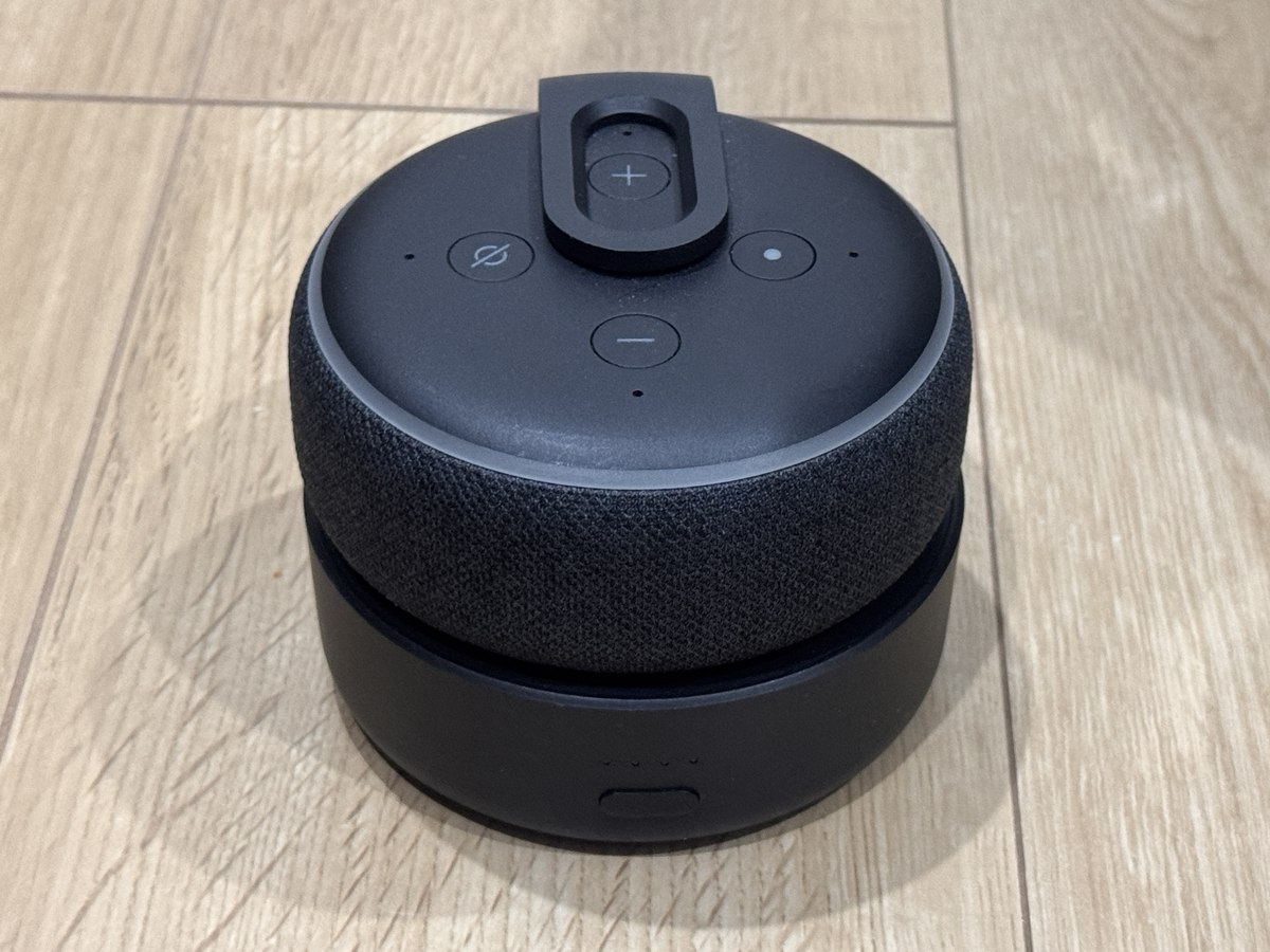 Echo Dot 第3世代の下に、円筒形のバッテリー台座を取り付けた状態