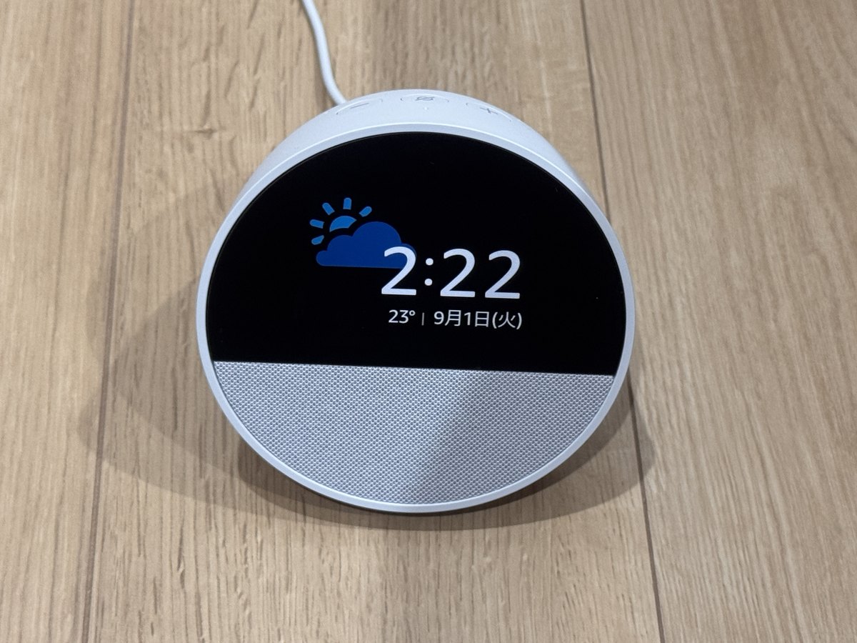 白いEcho Spotの画面に、2時22分・23度・9月1日(火)の天気が表示されている