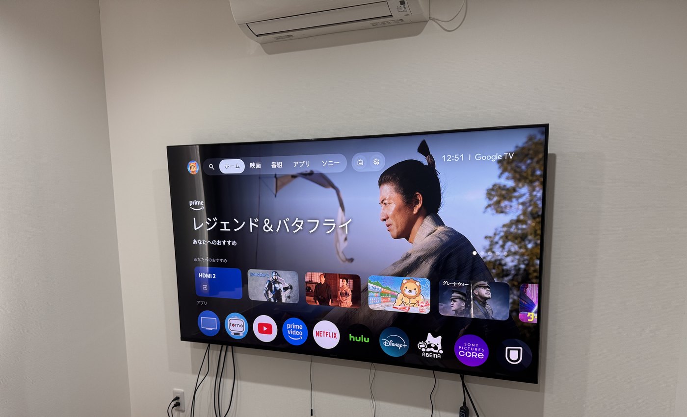 3年後の75型。壁掛けのまま、画面にはGoogle TVのホーム画面が出ている
